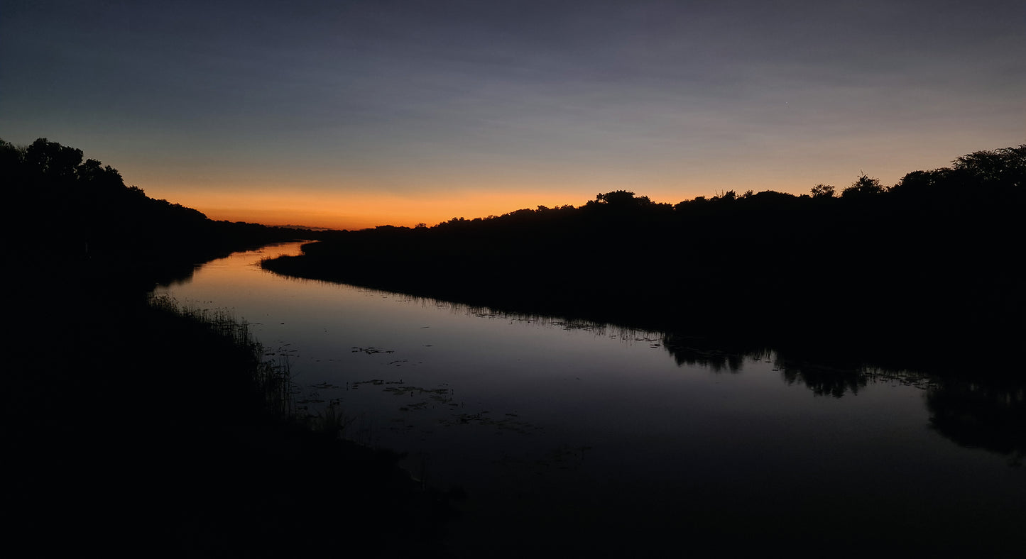 L1010 Coucher de soleil sur la rivière Thamalakane, Maun, Botswana